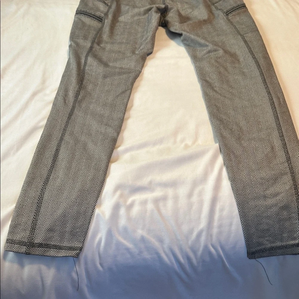 Zobha Black and White Herringbone Leggings